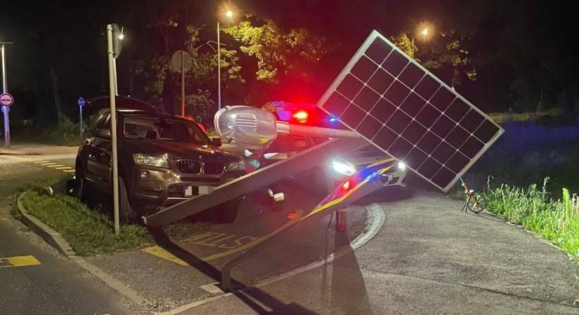Kidöntött egy közlekedési táblát, majd beszorult kettő közé egy BMW a 82-esen ( helyszíni fotók)