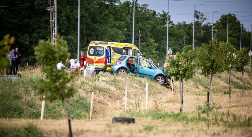 Két autó ütközött a 76-oson – mentő és tűzoltó a helyszínen