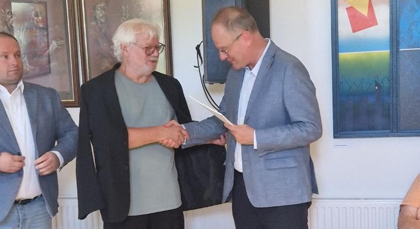 Dr. Navracsics Tibor nyitotta meg a szekszárdi festőművész balatoni tárlatát