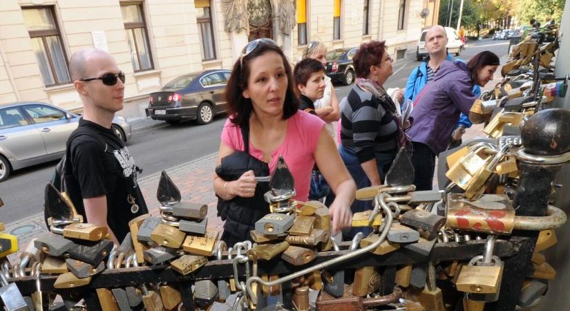 Ahol a szerelmek lakatot kapnak – Pécs legendás falának története (GALÉRIA)