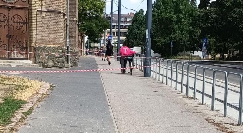 Lezárták a Bethlen gimnázium melletti járdát, de sokan nem veszik komolyan és ez az életükbe kerülhet