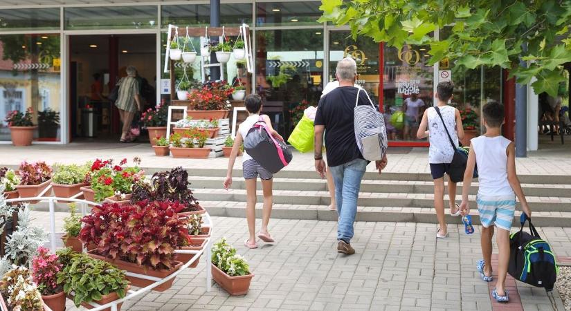 Kiderült, miért választják tömegek a mórahalmi gyógyfürdőt hétvégente – galériával, videóval
