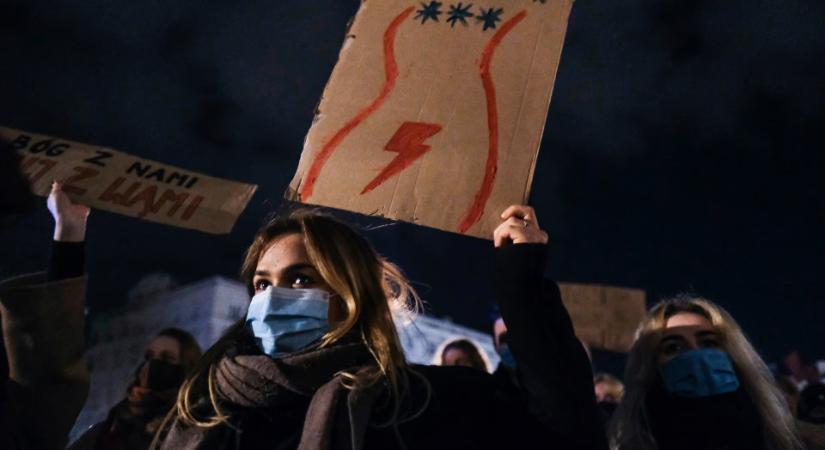 Lengyel orvosokat ítéltek börtönbüntetésre egy terhes nő halála miatt, akinek megtagadták az abortusz elvégzését