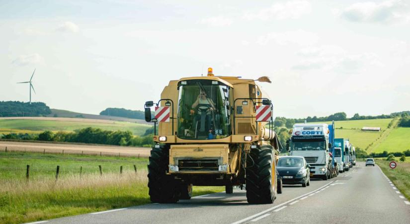 Ezt a hatalmas járművet jogsi nélkül is lehet vezetni Magyarországon