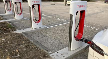 Megkezdődött Magyarország 11. Tesla Supercharger töltőállomásának építése Pécsen