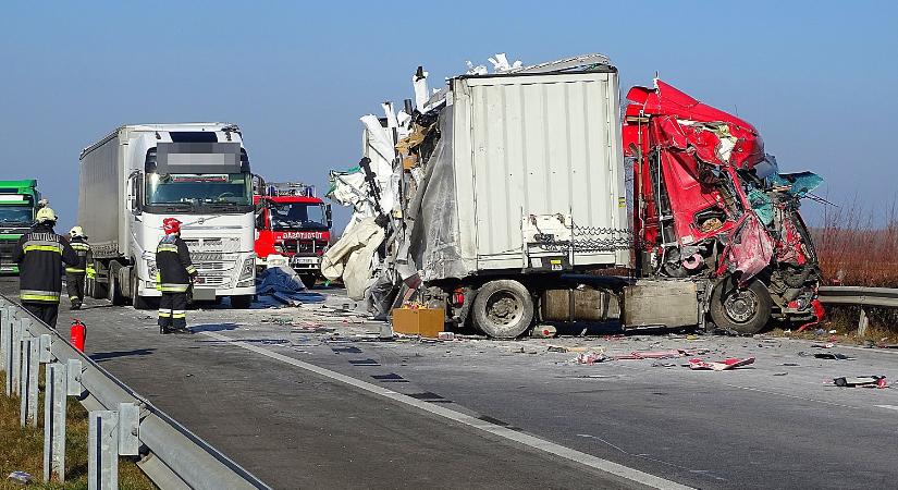Lezárták az M5-ös autópályát Balástyánál két baleset miatt