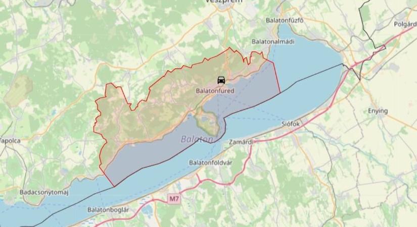 Kerítésnek hajtott egy autó Balatonfüreden