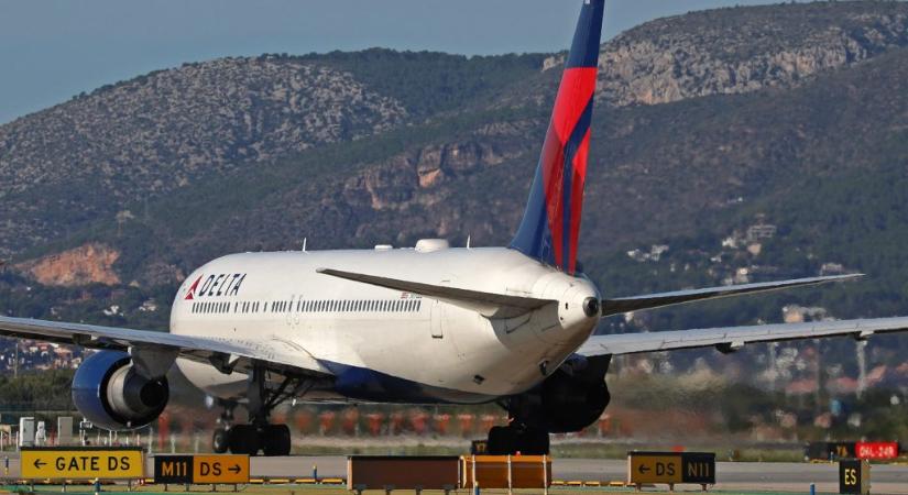 A felszállás után kapott lángra egy Boeing hajtóműve