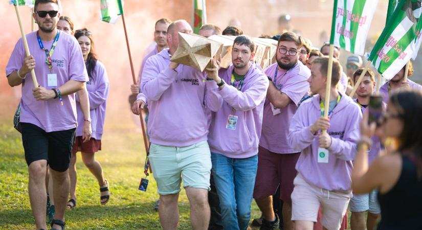 HALLÓ, ITT GOMBASZÖG (5) Kifaggattuk Bagossy Norbit, megszólaltattuk a Kossuth Rádiót – Mindenütt ott voltunk! (FOTÓK)