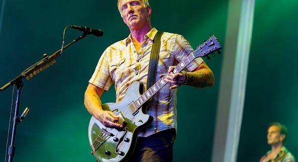 Sivatagi szellemek és örömtánc – Queens of the Stone Age, So Good koncertbeszámoló - 2025.07.19, Budapest Park