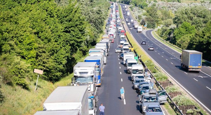 Sokat késnek a buszok, nagy a torlódás az M3-ason