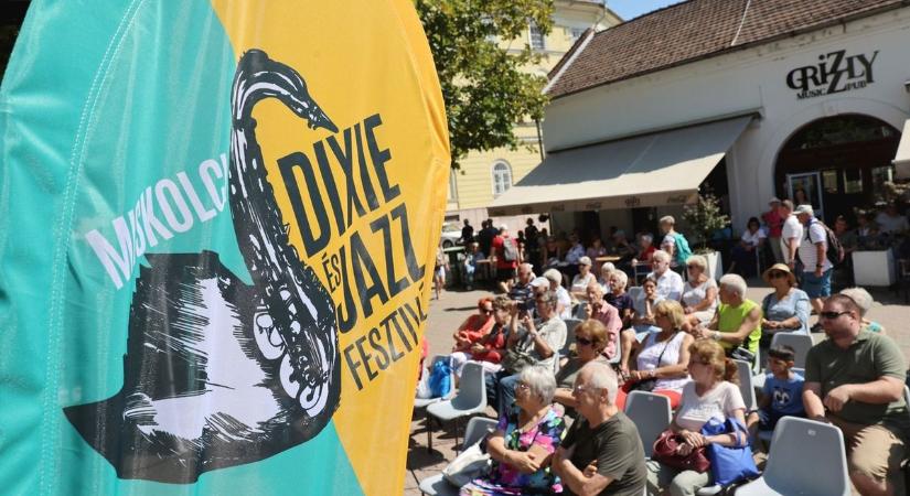 Hajszál híján a Boon másik fotósát is behúzta a dixie muzsika – Bossanovával búcsúzott a Miskolci Dixieland Band (fotók, videó)