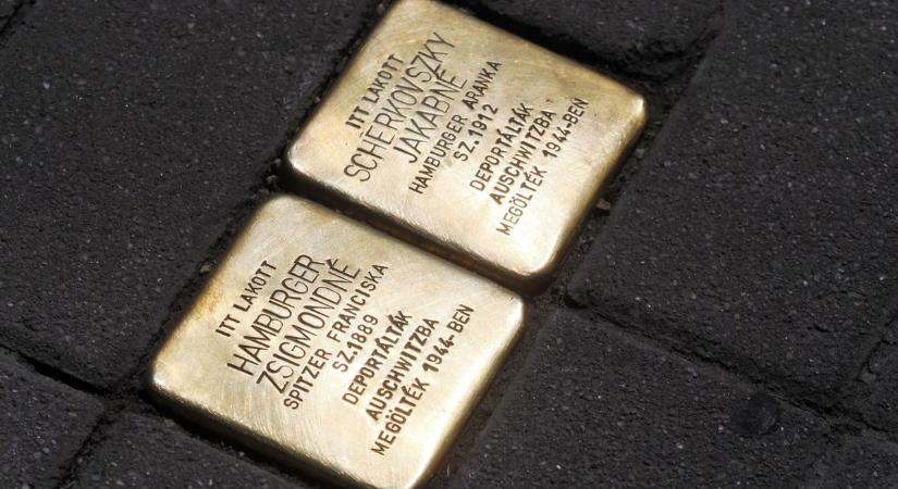 Újabb botlatóköveket helyeztek el Veszprémben a városból elhurcolt zsidók emlékére ( galéria)