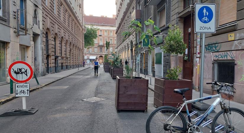 Egy sávon visszaáll az autós forgalom a Tűzoltó utcában