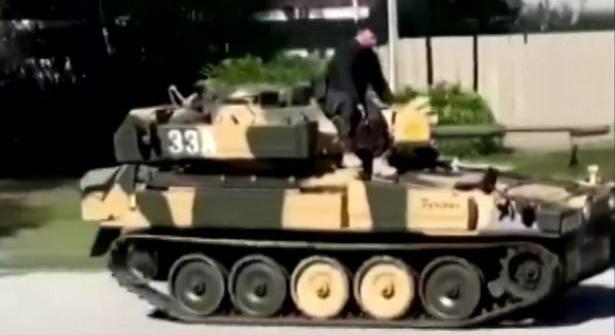 Tankkal rodeózott az utcán játszadozó gyerekek között az amerikai férfi – videó