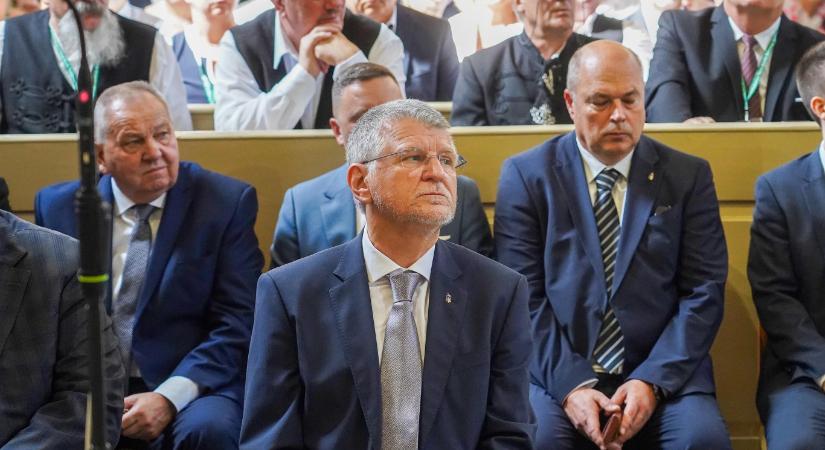 Nyolc év után megint eltűnt Kövér László bajsza