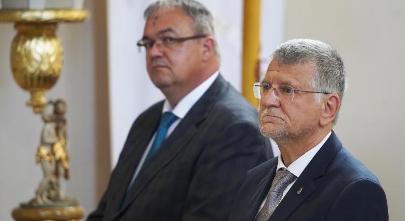 Bajusz nélkül jelent meg Kövér László Királyfiakarcsán