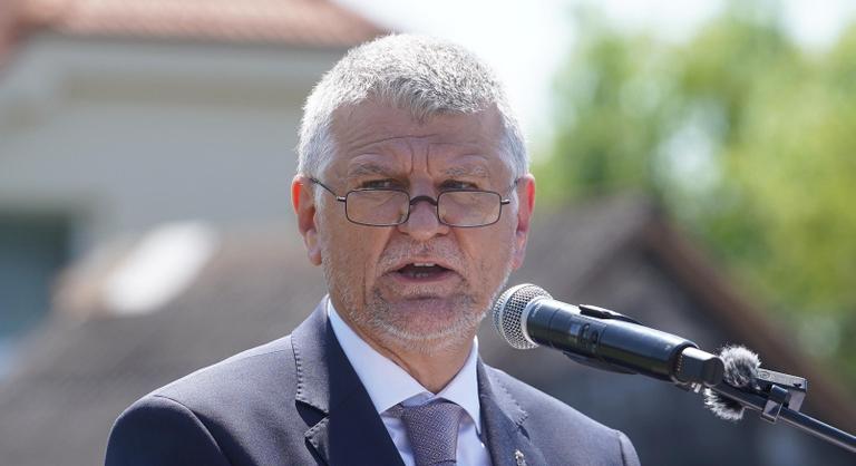Kövér László bajusz nélkül mondott beszédet