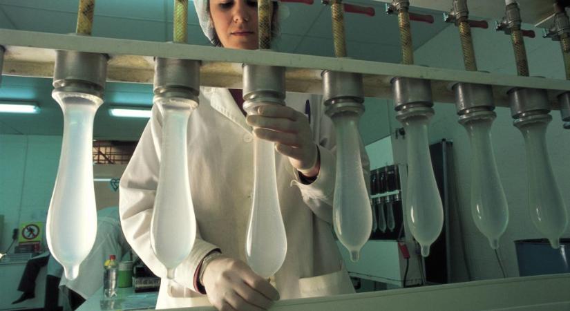 Több százezer forintnak megfelelő összeget fizettek egy darab óvszerért