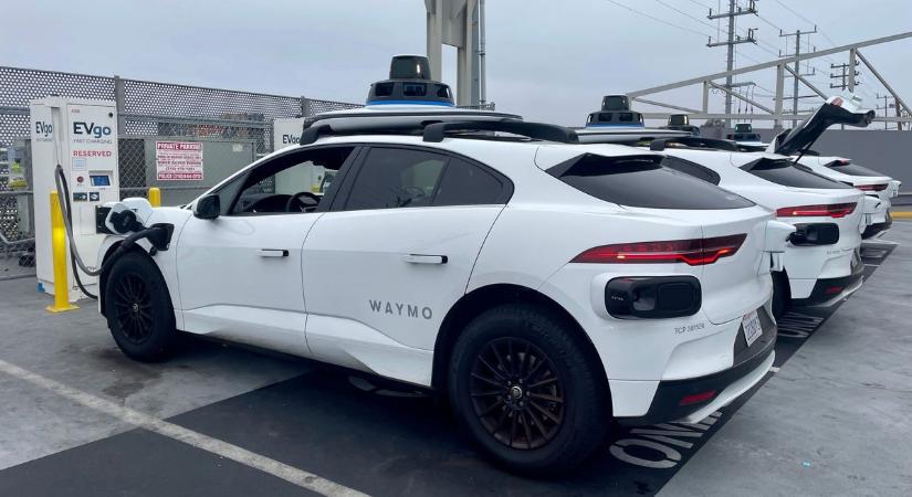 Nemiszervméregetéssel és csípős üzengetéssel érkezett a Tesla a robotaxi-versenybe