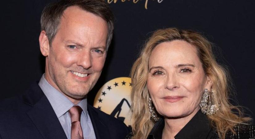Ő a Szex és New York Samanthájának 14 évvel fiatalabb párja: Kim Cattrall a neten ismerte meg Russellt