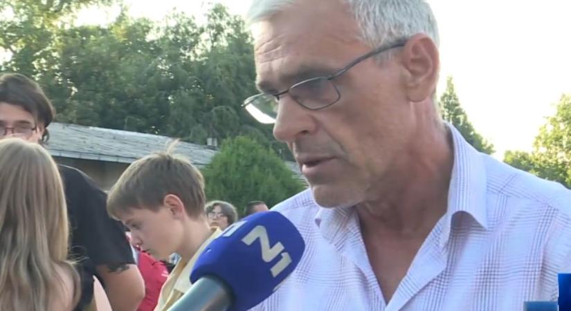 Jaćimović fuvarozó az autóbuszával elállta a zsablyai községháza bejáratát