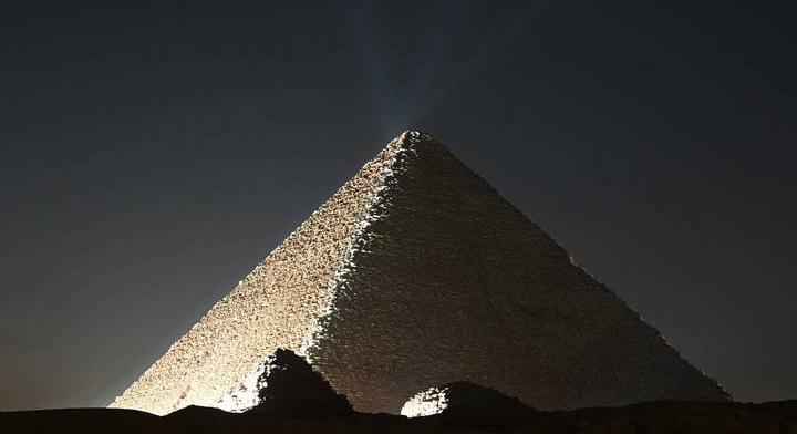 Furcsa dolog tűnt fel az egyiptomi piramisok felett: 8000 kilométer távolságból észlelték