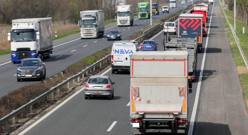 Hármas karambol történt az M3-ason
