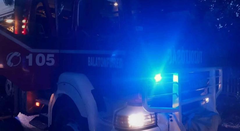 Kigyulladt egy tihanyi szálloda, oltás közben egy tűzoltó rosszul lett és kórházba került
