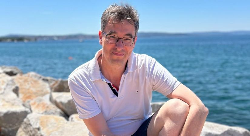 Karácsony Gergely a lábát a tengerbe lógatva is intézi a főváros ügyeit