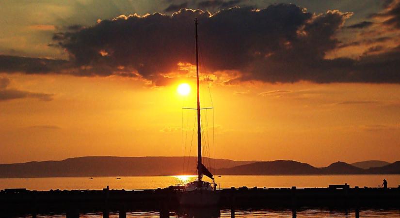 Riasztás a Balatonnál: durva szélvihar érkezik