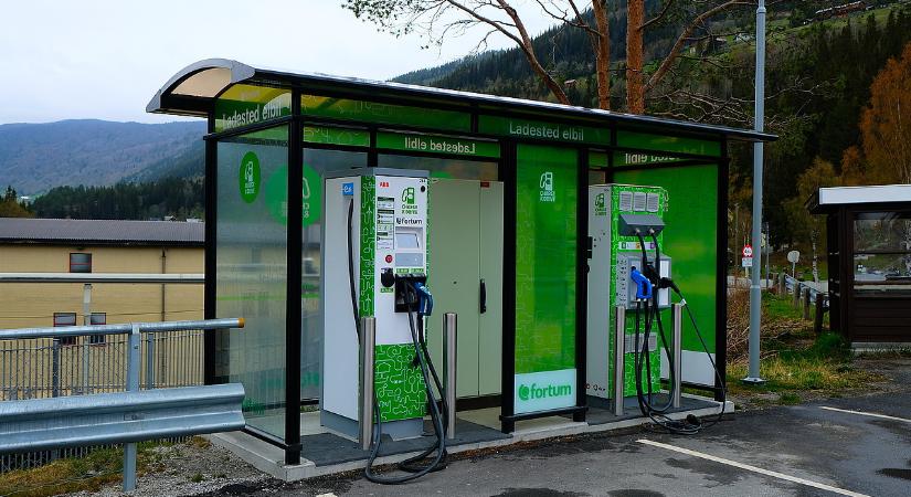 Ez az ország már szinte csak elektromos autót használ, miközben ontja a földje az olajat és a gázt