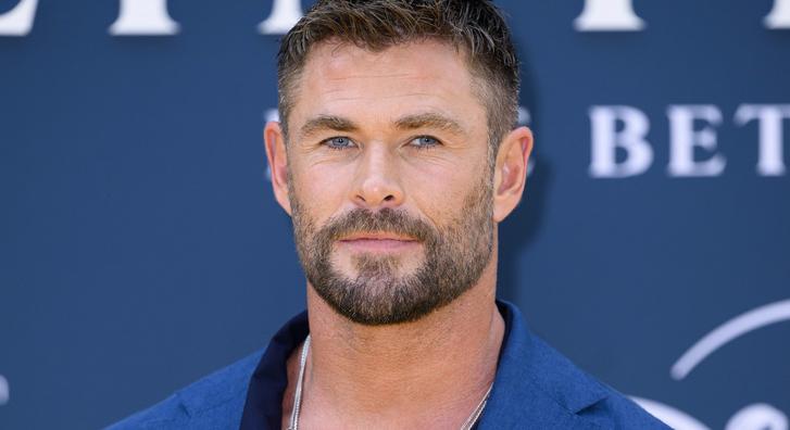 Chris Hemsworth együtt vörös szőnyegezett a teljes családjával