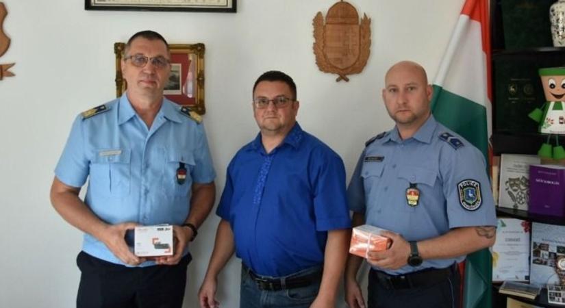 Óvatosan az amperkodással, menet közben is felvesz a rendőrség kamerája