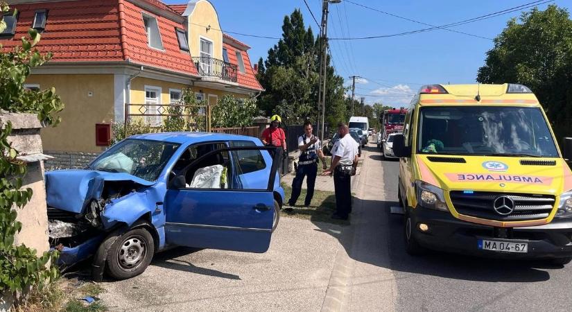 Friss infók és helyszíni fotók a balatonfüredi autóbalesetről