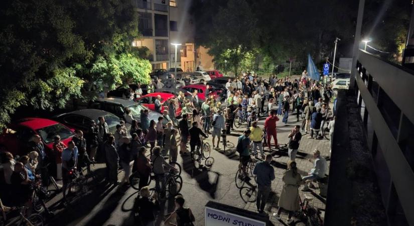 Újvidéki ügyvéd: A politikusok lakhelye előtti gyülekezés törvényes