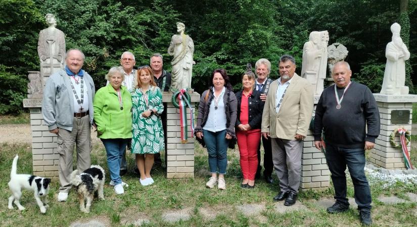 Borlovagok koszorúztak a Peruska Mária kápolnánál