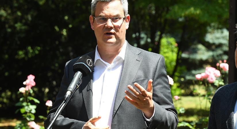 Az orvosi kamara után a szakszervezet is nekiment Takácsnak a fizetési adatok miatt