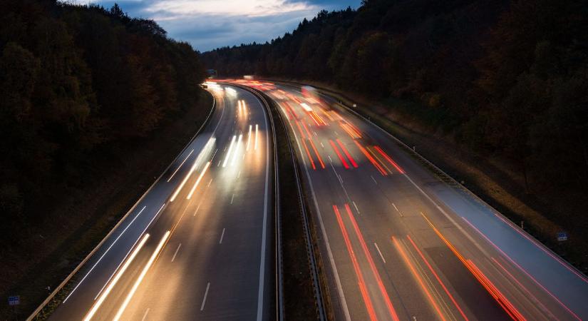 Egy teherautó és egy kisbusz karambolozott az M3-ason