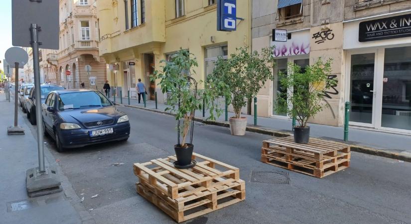 Visszavonulót fújtak: mától újra járhatnak az autók a Tűzoltó utcában