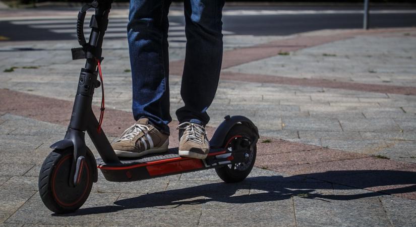 Ittas, elektromos rollert hajtó férfit csíptek el a szombathelyi belvárosban