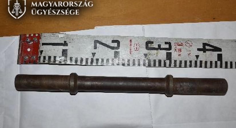 Vasrúddal akart drogot szerezni-Életveszélyes sérülést okozott