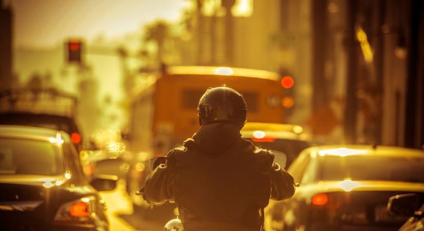 A nap hőse két keréken érkezett! Megható, mit tett az ismeretlen motoros a Bocskai utcán!
