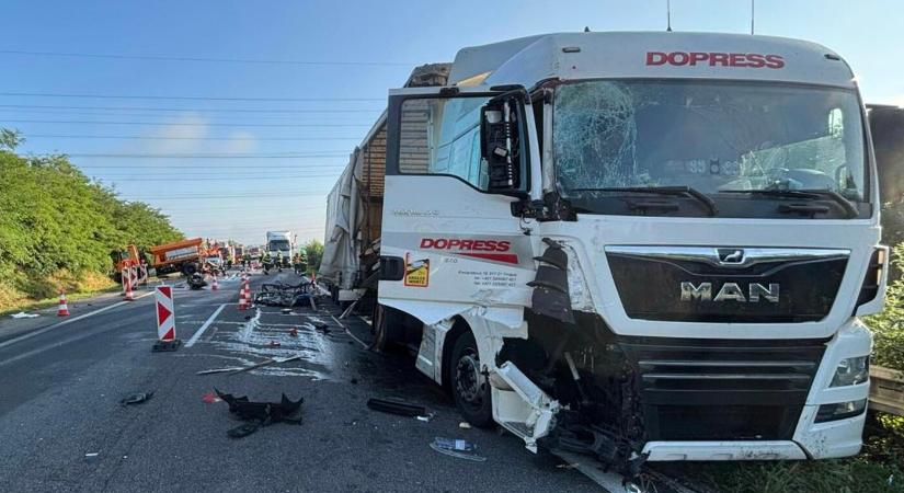 Óriási baleset: két teherautó ütközött frontálisan (FOTÓK)