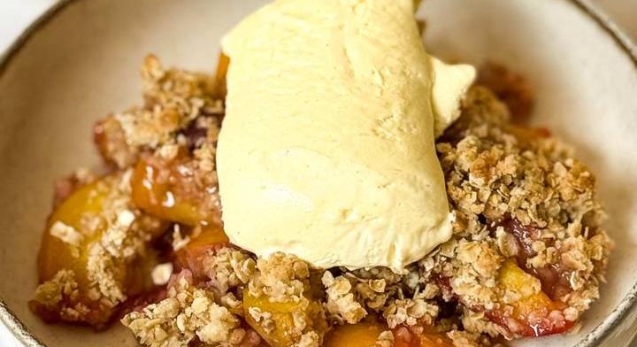 Barackos crumble: gyorsan összedobható zabpelyhes álom