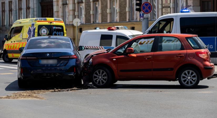 Két autó ütközött Siófokon, a mentőket is riasztották a helyszínre