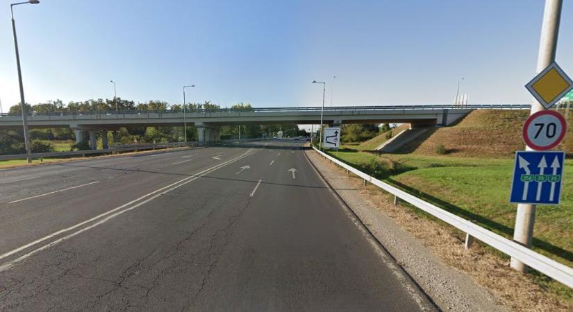 Busz és autó ütközött Debrecennél