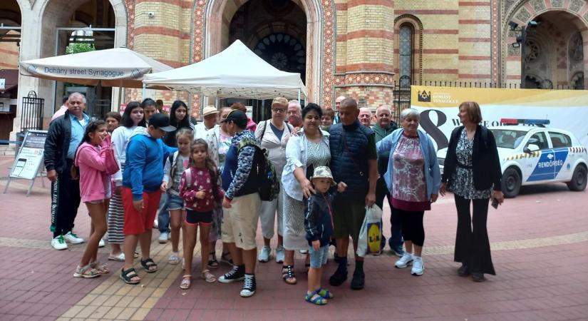 A bocföldei roma nemzetiségi csoport a Dohány utcai zsinagógában járt