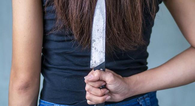 Gyilkos vágy vezérelte a 12 éves lányt: megkéselte édesapját