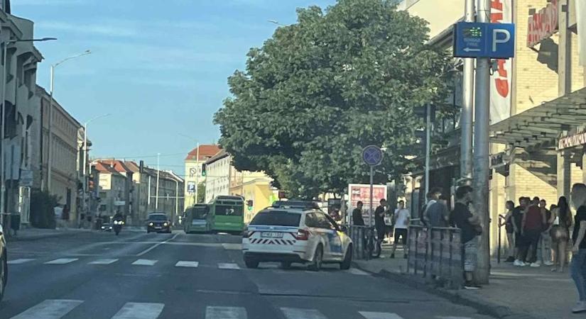 Hangosan, lendületesen: családi perpatvar volt a pécsi Árkádban